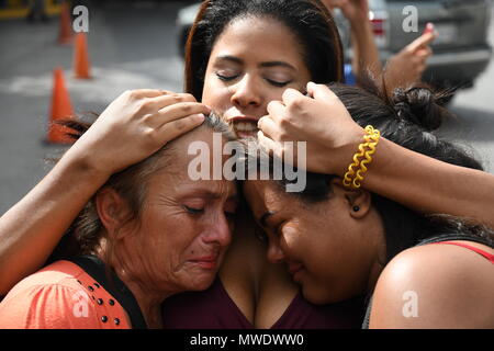 Die Menschen feiern und schreit nach ihren Angehörigen sehen in Bussen außerhalb Helicoide Gefängnis in Caracas. Die Regierung von Venezuela Zuschüsse vorsorgliche Maßnahmen, um politische Gefangene, die in der Zentrale der Bolivarischen Intelligence Service (SEBIN) inhaftiert waren. 39 politische Gefangene wurden mit vorbeugenden Maßnahmen, die die Regierung von Nicolas Maduro freigegeben. Immer noch mehr als 150 Menschen weiter hinter Gittern für die Proteste gegen die Regierung beteiligt. Unter denen, die freigegeben ist der ehemalige Bürgermeister von San Cristobal, tachira, Daniel Ceballos; der pensionierte General Engel Vivas und Stockfoto