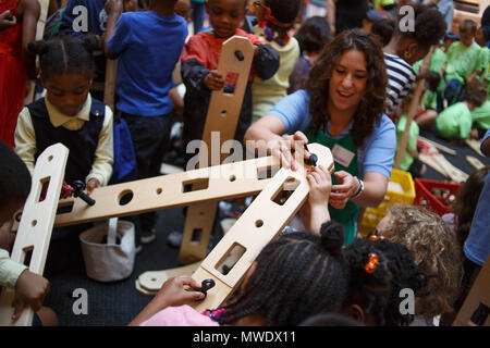 Philadelphia, PA, USA. 1. Juni 2018. Junge Kinder bauen und Bitte berühren Sie Museum spielen während einer Feier der ersten vollen Jahr der Stadt pre-kindergarten Programm, PHLpreK. Das Programm wird durch Einnahmen aus einer umstrittenen Steuer auf Zucker finanziert - Getränke, die bei Gericht die Abfüller und Händler gewetteifert wird. Quelle: Michael Candelori/ZUMA Draht/Alamy leben Nachrichten Stockfoto