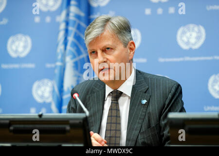 New York, USA. 1. Juni 2018. Jean-Pierre Lacroix, unter UN-Generalsekretär für friedenserhaltende Maßnahmen, spricht während einer Pressekonferenz im Hauptquartier der Vereinten Nationen in New York, am 1. Juni 2018. Credit: Li Muzi/Xinhua/Alamy leben Nachrichten Stockfoto