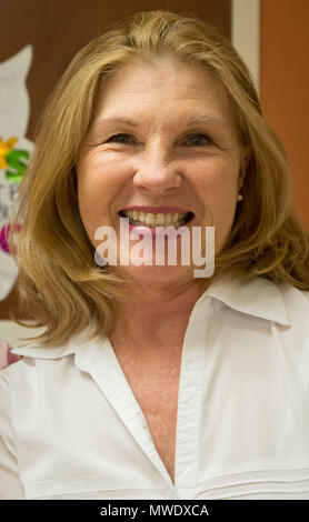 Loxahatchee, Florida, USA. 1. Juni 2018. Barb Schleifer zieht sich nach der Lehre für 40 Jahre. Sie beendete ihre Karriere bei der Seminole Ridge High School in Loxahatchee, Florida am 31. Mai 2018. Credit: Allen Eyestone/der Palm Beach Post/ZUMA Draht/Alamy leben Nachrichten Stockfoto