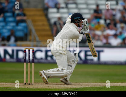 Emerald Leeds, UK. 1. Juni 2018. Internationalen Test Match Serie Cricket, Tag 1, England und Pakistan; Dom Bess von England an der Falzlinie Credit: Aktion plus Sport/Alamy leben Nachrichten Stockfoto