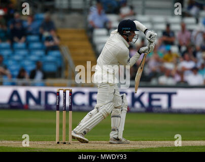 Emerald Leeds, UK. 1. Juni 2018. Internationalen Test Match Serie Cricket, Tag 1, England und Pakistan; Dom Bess von England an der Falzlinie Credit: Aktion plus Sport/Alamy leben Nachrichten Stockfoto