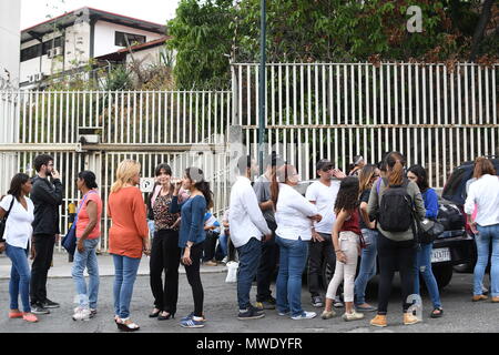 Caracas, Miranda, Venezuela. 1. Juni 2018. Menschen gesehen warten außerhalb des Helicoide Gefängnis für ihre Angehörigen freigegeben werden. Die Regierung von Venezuela Zuschüsse vorsorgliche Maßnahmen, um politische Gefangene, die in der Zentrale der Bolivarischen Intelligence Service (SEBIN) inhaftiert waren. Credit: ZUMA Press, Inc./Alamy leben Nachrichten Stockfoto