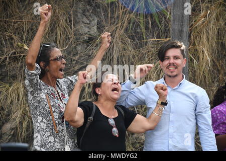 Caracas, Miranda, Venezuela. 1. Juni 2018. Die Menschen feiern und schreit nach ihren Angehörigen sehen in Bussen außerhalb Helicoide Gefängnis in Caracas. Die Regierung von Venezuela Zuschüsse vorsorgliche Maßnahmen, um politische Gefangene, die in der Zentrale der Bolivarischen Intelligence Service (SEBIN) inhaftiert waren. 39 politische Gefangene wurden mit vorbeugenden Maßnahmen, die die Regierung von Nicolas Maduro. Ira freigegeben, Dani Credit: ZUMA Press, Inc./Alamy leben Nachrichten Stockfoto