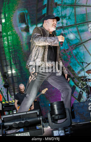 Turin Italien. 01.Juni 2018. Die italienische Sängerin und Songwriterin VASCO ROSSI führt live auf der Bühne im Stadio Olimpico' Grande Torino' in der ersten Datum "Non Stop Live Tour 2018 "Credit: Rodolfo Sassano/Alamy leben Nachrichten Stockfoto