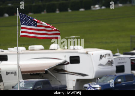 Lange Teich, Pennsylvania, USA. 1. Juni 2018. Flaggen Wave in der Brise während der Praxis für die Pocono 400 bei Pocono Raceway in langen Teich, Pennsylvania. Quelle: Chris Owens Asp Inc/ASP/ZUMA Draht/Alamy leben Nachrichten Stockfoto