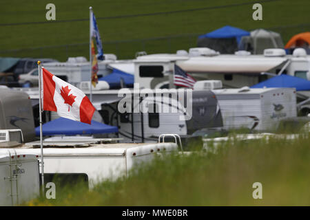 Lange Teich, Pennsylvania, USA. 1. Juni 2018. Flaggen Wave in der Brise während der Praxis für die Pocono 400 bei Pocono Raceway in langen Teich, Pennsylvania. Quelle: Chris Owens Asp Inc/ASP/ZUMA Draht/Alamy leben Nachrichten Stockfoto