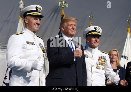 Washington, District of Columbia, USA. 1. Juni 2018. Us-Präsident Donald Trump beteiligt sich an der US-Küstenwache Change-of-Befehl Zeremonie als Adm. Paul F. Zukunft (R) wird vom Adm entlastet. Karl L. Schultz (L) als Kommandant. Am 1. Juni 2018 bei der U.S. Coast Guard Hauptsitz in Washington, DC. Credit: Olivier Douliery/Pool über CNP Credit: Olivier Douliery/CNP/ZUMA Draht/Alamy leben Nachrichten Stockfoto