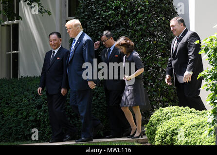 Washington, USA. 1. Juni 2018. US-Präsident Donald Trump geht aus dem Oval Office mit Kim Yong Chol, ehemaligen nordkoreanischen Geheimdienst Chef und einer der engsten Führer Kim Jong Un Adjutanten, in Washington am Freitag, 1. Juni 2018. Credit: Olivier Douliery/Pool über CNP/MediaPunch Credit: MediaPunch Inc/Alamy leben Nachrichten Stockfoto