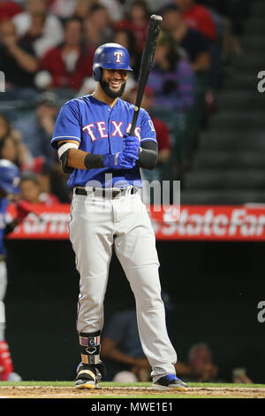 Kalifornien, USA. 1. Juni 2018. Texas Rangers rechter Feldspieler Nomar Mazara (30) Lacht in der tonhöhen nach einem Kommentar von der Fänger im Spiel zwischen den Texas Rangers und die Los Angeles Angels Anaheim Angel Stadium in Anaheim, CA, Fotograf: Peter Joneleit Credit: Cal Sport Media/Alamy leben Nachrichten Stockfoto