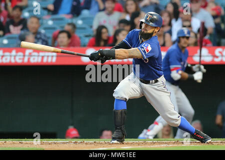 Kalifornien, USA. 1. Juni 2018. Texas Rangers zweiter Basisspieler Rougned Geruch (12) verdoppelt sich im Spiel zwischen den Texas Rangers und die Los Angeles Angels Anaheim Angel Stadium in Anaheim, CA, Fotograf: Peter Joneleit Credit: Cal Sport Media/Alamy leben Nachrichten Stockfoto