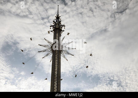 Florida, USA. 1. Juni 2018. Orlando Starflyer, dem höchsten swing Fahrt der Welt, hat seine Grand Opening am 1. Juni in Orlando, Florida, 2018. Die $ 10 Mio. Anziehung, in der International Drive Touristenzentrum und in der Nähe des Orlando Eye Aussichtsrad gelegen, hat Reiter mehr als 400 Fuß in der Luft und schwingen Sie um bei Geschwindigkeiten über 60 Meilen pro Stunde. (Paul Hennessy/Alamy) Credit: Paul Hennessy/Alamy leben Nachrichten Stockfoto