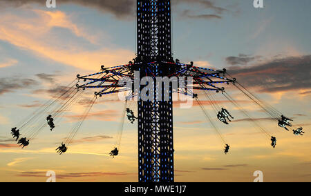 Florida, USA. 1. Juni 2018. Die Menschen fahren das Orlando Starflyer bei Sonnenuntergang während der großen Eröffnung am 1. Juni in Orlando, Florida, 2018. Höchste schaukel Fahrt der Welt, in der International Drive Touristenzentrum und in der Nähe des Orlando Eye Aussichtsrad gelegen, hat Reiter mehr als 400 Fuß in der Luft und schwingen Sie um bei Geschwindigkeiten über 60 Meilen pro Stunde. (Paul Hennessy/Alamy) Credit: Paul Hennessy/Alamy leben Nachrichten Stockfoto