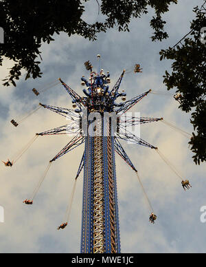 Florida, USA. 1. Juni 2018. Orlando Starflyer, dem höchsten swing Fahrt der Welt, hat seine Grand Opening am 1. Juni in Orlando, Florida, 2018. Die $ 10 Mio. Anziehung, in der International Drive Touristenzentrum und in der Nähe des Orlando Eye Aussichtsrad gelegen, hat Reiter mehr als 400 Fuß in der Luft und schwingen Sie um bei Geschwindigkeiten über 60 Meilen pro Stunde. (Paul Hennessy/Alamy) Credit: Paul Hennessy/Alamy leben Nachrichten Stockfoto