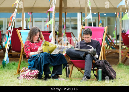 Das Heu, das auf Wye, UK. 2. Juni 2018. Hay Festival. Frühe Ankunft für ein Wochenende im Hay Festival genießen Sie eine Chance zu sitzen und auf das Festival Rasen lesen, bevor die ersten Veranstaltungen um 10:00 Uhr - Foto Steven Mai/Alamy Live News Start Stockfoto