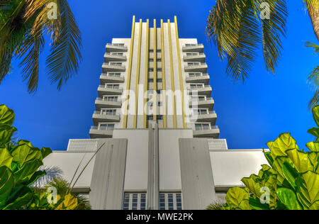 Miami Beach, Florida Hotel im Art-déco-Stil Gebäude, umgeben von Palmen. Stockfoto