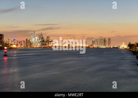 Große Wolkenkratzer in der Miami Beach Skyline und den Hafen von Miami bei Sonnenuntergang in Florida Stockfoto
