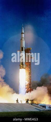 Liftoff von Apollo 11. Die riesige, 363-ft.-hoch Apollo 11 (Spacecraft 107/Lunar Module V/Saturn 506) Raum Fahrzeug von Pad A, Launch Complex 39 Kennedy Space Center (KSC), um 9:32 Uhr (EDT) gestartet wird, 16. Juli 1969. Ich Stockfoto
