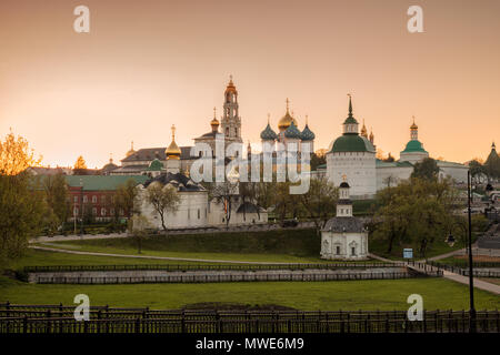 Panoramablick auf die Trinity-Sergius Lawra bei Sonnenuntergang. Sergiev Posad, Moskauer Gebiet, Russland Stockfoto