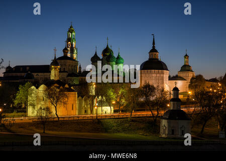 Trinity-Sergius Lavra in der Dämmerung mit farbigen Beleuchtung. Sergiev Posad, Moskauer Gebiet, Russland Stockfoto