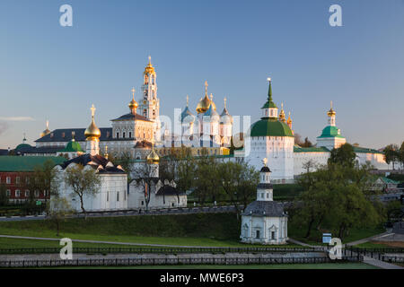 Panoramablick auf die Trinity-Sergius Lavra in der Früh in der Morgendämmerung. Sergiev Posad, Moskauer Gebiet, Russland Stockfoto