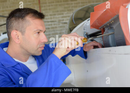 Stattliche Mechaniker arbeiten an Freizeitaktivitäten Flugzeuge Stockfoto