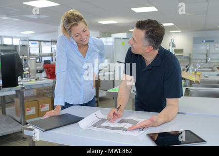 Zwei Designer sprechen in modernen Büro Stockfoto