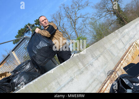 Recycling garbage collector LKW-Beladung Abfälle und Papierkorb Stockfoto