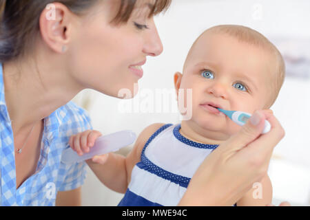 Die Mutter mit Baby Temperatur Stockfoto