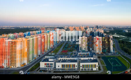 Moskau, Russland - 29. MAI 2018: Neue farbenfrohe Apartment entfernt. Die Aussicht von der Höhe. Spät hellen Sommerabend Stockfoto