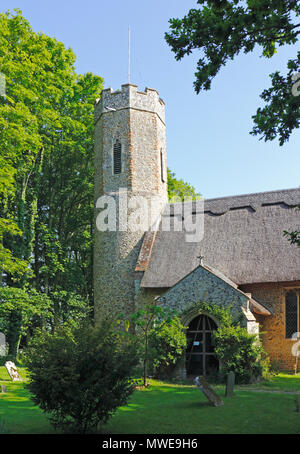 Ein Blick auf den Turm und Süden Portal der Pfarrkirche Allerheiligen an Horsey, Norfolk, England, Vereinigtes Königreich, Europa. Stockfoto