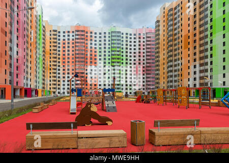 Moskau, Russland - 29. April 2018: Neue farbenfrohe Apartment Bezirk mit Kinderspielplätzen im Hof für Spiele für Kinder Stockfoto