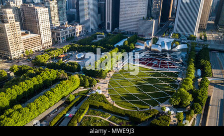 Cloud Gate und Jay Pritzker Pavilion, Millennium Park, Chicago, IL, USA Stockfoto