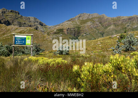 Wegweiser in der Nähe der Start der Tweede Waterval Wanderung im Jonkershoek Naturreservat, Garden Route, Südafrika Stockfoto