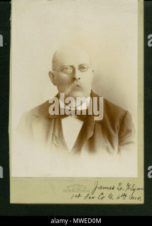 . Englisch: Titel: James Flynn (Union Veteran). Beschreibung: James Flynn (Union Veteran). Ort: Termine: 1897 Typ(en): Foto, Photo Maker/Creator: Ufer Themen: Mhm: id=P 0083-2308 James Flynn, James Flynn Amerikanischer Bürgerkrieg foto Grand Armee der Republik Lösegeld Post Nr. 131 1897 Ufer veteran Union Soldat Porträt Mann G.A.R. militärischen brüderliche Organisation gar 1890s vertikale schwarze und weiße Büste Anzug weste Fliege Gläser Schnurrbart kahlen Bürgerkrieg Bezeichner: PHO: 52308 Permalink: http://collections.mohistory.org/photo/PHO:52308. 1897. Ufer 306 James E. Flynn (Union Veteran Stockfoto