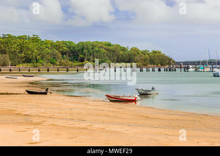 Blick auf den Hafen in Soldier's Point, NSW, Australien, mit einem Weg zu den Booten und Yachten. Stockfoto