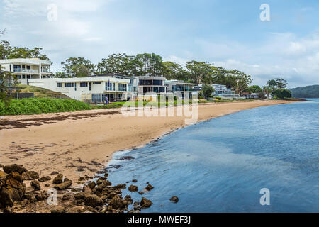 Blick auf den Strand Eigenschaften in Salmanader Bay, NSW, Australien Stockfoto