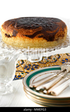 Ganze mable Kuchen auf Stativ mit Platten und crean an Front und Seite, weißen Hintergrund Anzeige Kopie Raum Stockfoto
