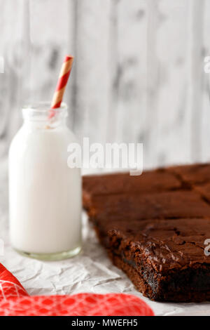 Selektiver Fokus auf Chocolate Brownies mit einer Flasche Mike, plan Hintergrund Anzeige Kopie Raum Stockfoto