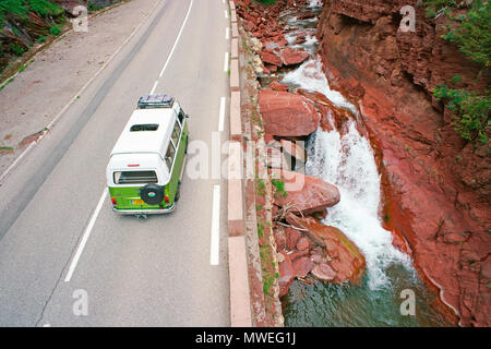LUFTAUFNAHME von einem 6-Meter-Mast. Sightseeing in den spektakulären Gorges du Cians in einem Volkswagen Wohnmobil. Hinterland der französischen Riviera, Frankreich. Stockfoto