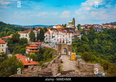 Schöne Aussicht über die Altstadt mit einer traditionellen Architektur von Veliko Tarnovo an einem sonnigen Sommertag in Bulgarien Stockfoto