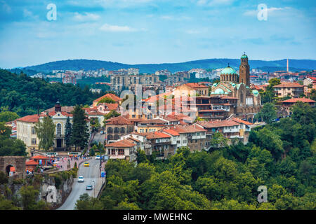 Schöne Aussicht über die Altstadt mit einer traditionellen Architektur von Veliko Tarnovo an einem sonnigen Sommertag in Bulgarien Stockfoto