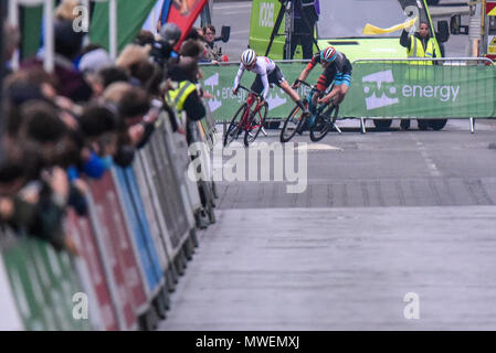 Tom Pidcock (Wiggins) Connor Swift kämpfen für Win fast Crash letzte in der Elite Männer 2018 OVO Energy Tour Serie Radrennen bei Wembley, London UK Bend Stockfoto