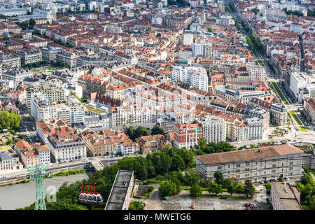 Luftaufnahme von Grenoble Altstadt und Isere Fluss, Auvergne-Rhone-Alpes, Frankreich. Gebäude Architektur. Ansicht von oben, von Grenoble Fort Bas Stockfoto