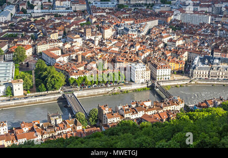 Luftaufnahme von Grenoble Altstadt und Brücken über Isere Fluss, Auvergne-Rhone-Alpes, Frankreich. Gebäude Architektur. Ansicht von oben, von der Grün Stockfoto