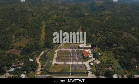 Luftaufnahme Hochspannung Umspannwerk in tropischen Wald, Cebu. Power Station in den Bergen. Elektrische Transformatoren in der Hochspannung Umspannwerk. Stockfoto