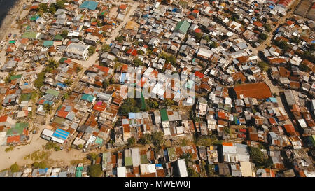 Luftaufnahme armen Viertel von Manila Slums, Ghettos, Holz- alte Häuser, Hütten. Slum Gegend von Manila, Philippinen. Manila Vorort, Blick von der Ebene. Stockfoto