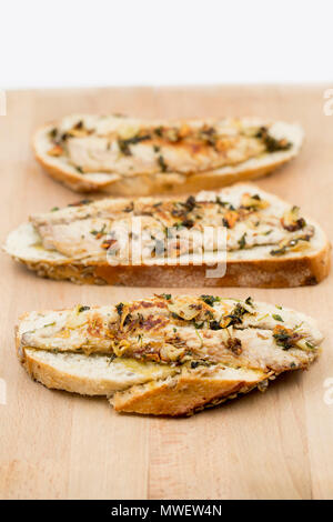 Sandwiches mit Makrelen aus Öffnen, Makrele Scomber scombrus, gefangen von Chesil Beach in Dorset an der Stange und Linie. Sie haben fr. Stockfoto