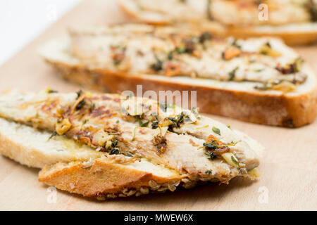 Sandwiches mit Makrelen aus Öffnen, Makrele Scomber scombrus, gefangen von Chesil Beach in Dorset an der Stange und Linie. Sie haben fr. Stockfoto