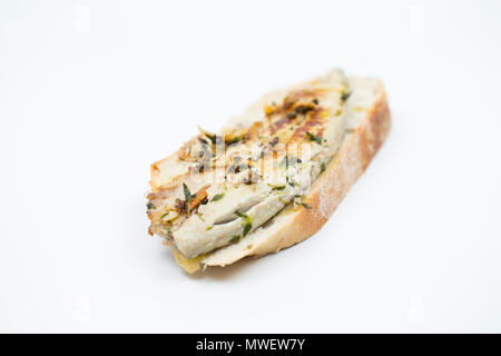 Ein Sandwich, bestehend aus einem makrelenfilet aus einer Makrele Scomber scombrus, gefangen von Chesil Beach in Dorset an der Stange und Linie. Es hat fr. Stockfoto